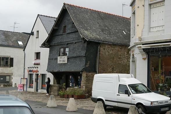 Maison du XVIe siècle à #Quimperlé (#Finistère) Maison en pans de bois avec un étage en encorbellement recouvert d'ardoises. Construction XVIe siècle. Façade et toiture (cad. AR 414) : inscription par arrêté du...
Suite 👉 https://monumentum.fr/monument-historique/pa00090391/quimperle-maison-du-16e-siecle
#Patrimoine #MonumentHistorique
Photo CC-BY-SA 4.0 : Alexandre260