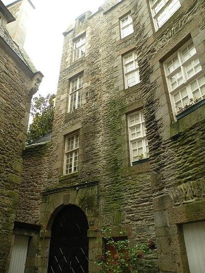 Immeuble à #SaintMalo (#IlleEtVilaine) Immeuble construit au début du XVIIe siècle, après la destruction du Château Gaillard, comportant un rez-de-chaussée et trois étages dont des baies sont garnies de menuise...
Suite 👉 https://monumentum.fr/monument-historique/pa00090841/saint-malo-immeuble
#Patrimoine #MonumentHistorique
Photo CC-BY-SA 4.0 : Pymouss