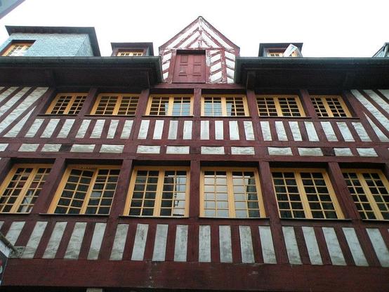 Maison du XVe siècle à #Rennes (#IlleEtVilaine) Maison à pans de bois, remontant au XVe siècle (mentionnée en 1461) , présentant une petite porte sous plein cintre surmontée d'un oculus bouché, des avant-solier...
Suite 👉 https://monumentum.fr/monument-historique/pa00090734/rennes-maison-du-15e-siecle
#Patrimoine #MonumentHistorique
Photo CC-BY-SA 4.0 : Pymouss
