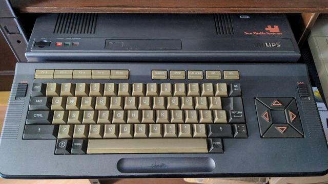 Dark-gray PHILIPS MSX retro computer with light-gray keyboard.