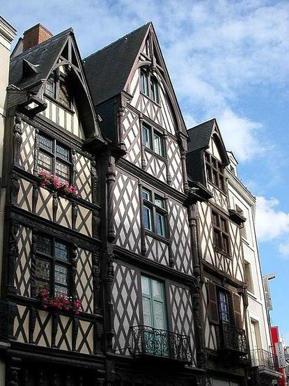 Maison à #Angers (#MaineEtLoire) Construction XVe siècle. façades sur rue et sur cour ; ensemble des couvertures ; escalier sur cour (cad. B 1342) : classement par arrêté du 14 février 1962.
Suite 👉 https://monumentum.fr/monument-historique/pa00108929/angers-maison
#Patrimoine #MonumentHistorique
Photo CC-BY-SA 4.0 : Pymouss