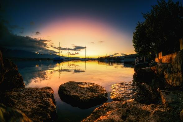 Sonnenuntergang an der Hüneggkurve am Thunersee.