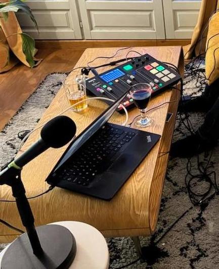 Une table avec dessus une console audio RodeCaster, un micro, un laptop pour la diffusion avec le logiciel BUTT.