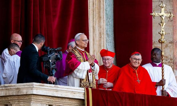El papa León XIV saluda a sus fieles en la plaza de San Pedro este jueves. (Marco Mantovani VIA GETTY IMAGES)