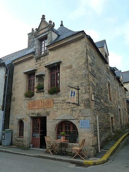 Maison à #Landerneau (#Finistère) La maison est entièrement en pierre de taille, avec une façade présentant une ordonnance presque symétrique. Le rez-de-chaussée a subi des modifications, mais deux anciennes ba...
Suite 👉 https://monumentum.fr/monument-historique/pa00090031/landerneau-maison
#Patrimoine #MonumentHistorique
Photo CC-BY-SA 4.0 : Gaëlle Fily