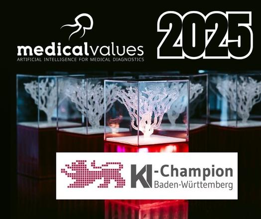 Logo von mediacalvalues mit der kleinen Qualle, die Jahreszahl 2025. Darunter Pokale und der Schriftzug KI-Champion Baden-Württemberg mit dem BW-Löwen in Pixeln