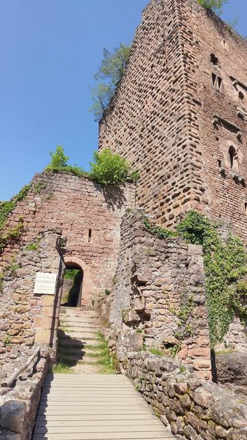 l'entrée du château, avec un pont, un escalier, une porte, et de grands murs d'enceinte