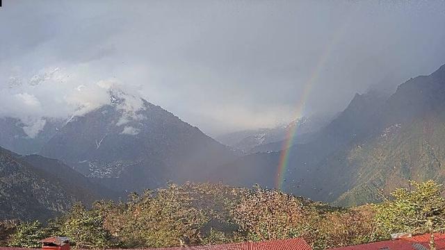 A wide view of several mountains, from left:

- Taboche (6,500 meters/21,325 feet)
- Mount Everest (8,848 meters/29,032 feet)
- Lhotse (8,516 meters/27,939 feet)
- Ama Dablam (6,814 meters/22,355 feet)