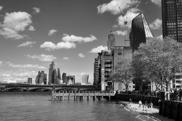 Schwarzweiß Foto vom Zentrum Londons, mit Hochhäusern und dem Fluss Themse im Vordergrund;
 Black and White Photo of City Centre London with river Thames in the foreground,