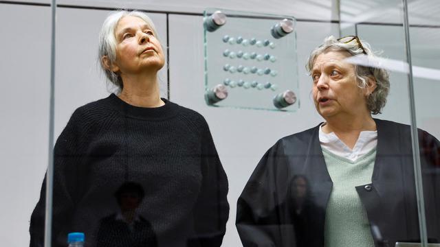 Daniela Klette steht im Oberlandesgericht Celle im Gerichtssaal hinter einer Glaswand und neben ihrer Rechtsanwältn Undine Weyers. 