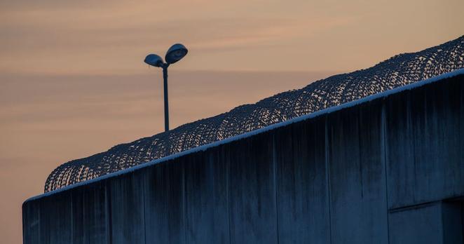 Die Täter sitzen nach dem Mord an einem Mann in Aue im Gefängnis. Die Tötung war 2019 vom Landeskriminalamt als politisch rechts motivierte Gewalttat eingestuft worden – eine Bewertung, die das Sächsische Innenministerium nun zurückzieht.