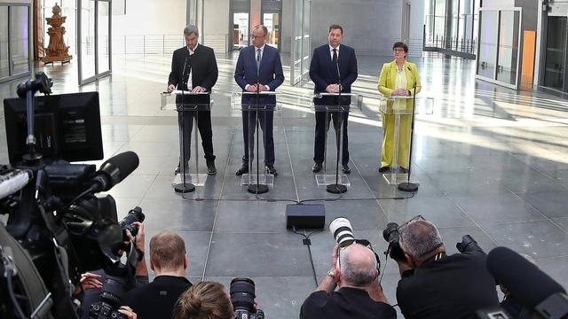 Sondierungen zwischen Union und SPD: Markus Söder, Friedrich Merz, Lars Klingbeil und Saskia Esken stehen am Mikrofon in Berlin,  08.03.2025.