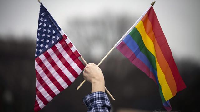 Le drapeau américain et le drapeau LGBTQI+, à Washington, le 21 janvier 2017.