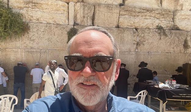 The US Ambassador to "Israel" Mike Huckabee takes a selfie at the al-Buraq wall, al-Quds, Occupied Palestine, August 8, 2023 (X/ @GovMikeHuckabee)