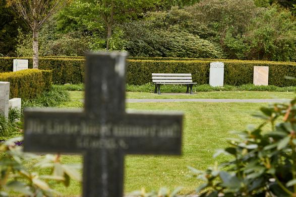 Gräber am Blumenband auf dem Friedhof Ohlsdorf.