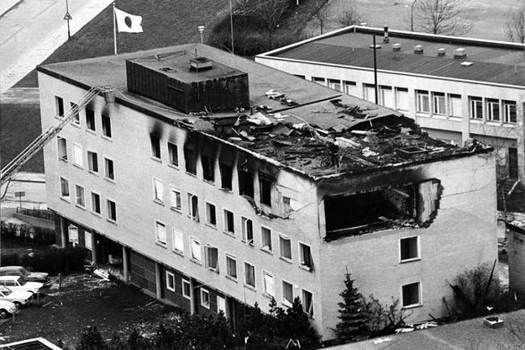Das Obergeschoss der Deutschen Botschaft in Stockholm wurde durch ein Feuer am 24. April 1975 stark beschaedigt, nachdem eine Gruppe von deutschen Terroristen der zweiten Generation der RAF das Gebäude überfallen und Geiseln genommen hatte. Nach der Detonation von Sprengstoff kam es zu einem Großbrand.