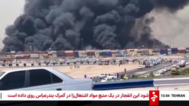 Das Foto zeigt eine Explosion im Hafen der iranischen Stadt Bandar Abbas. Das Bild stammt aus einem Bericht des staatlichen Fernsehens.