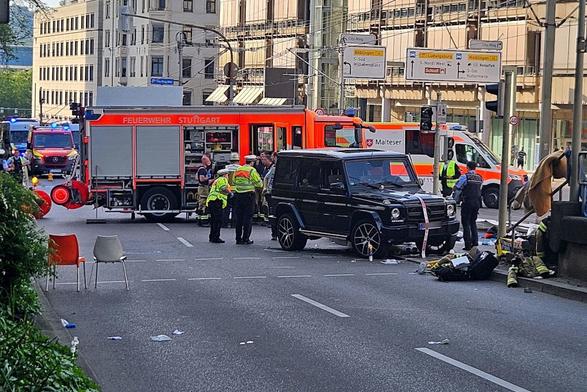 In der Stuttgarter Innenstadt ist nach Polizeiangaben ein Auto in eine Personengruppe gefahren.