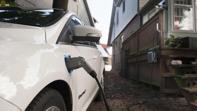 Une voiture électrique Ford Focus branchée à la borne de recharge d'une maison à Toronto, le 8 octobre 2014.