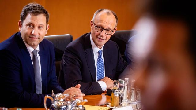 Bundeskanzler Friedrich Merz (rechts) und Bundesfinanzminister Lars Klingbeil bei der ersten Sitzung des neuen Bundeskabinetts. 