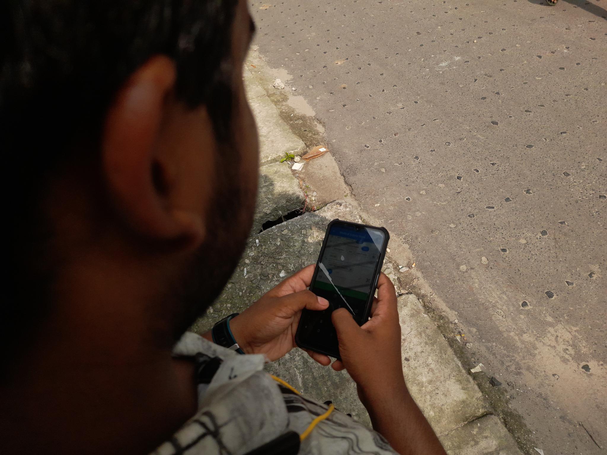 A bird's eye view of a participant mapping on his smartphone using Every Door, adding contact details of a shop. A bird's eye view of a participant mapping on his smartphone using Every Door, adding contact details of a shop.