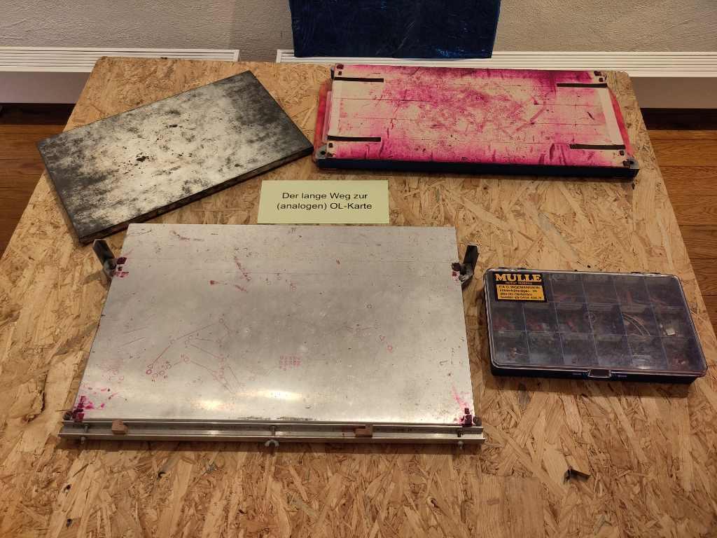 Material for printing a course into an orienteering map before digital printing