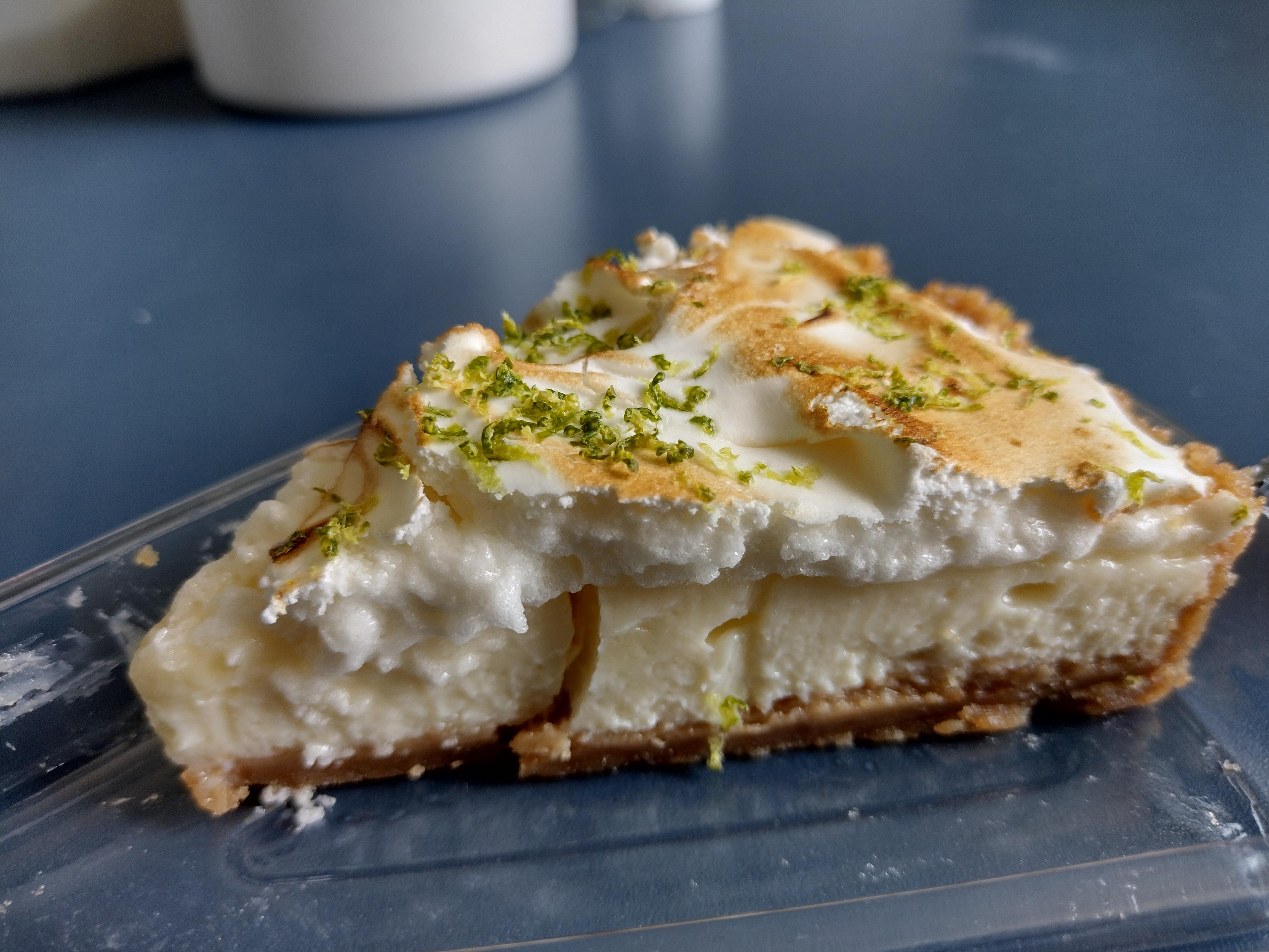 Citrona torta tranĉaĵo.