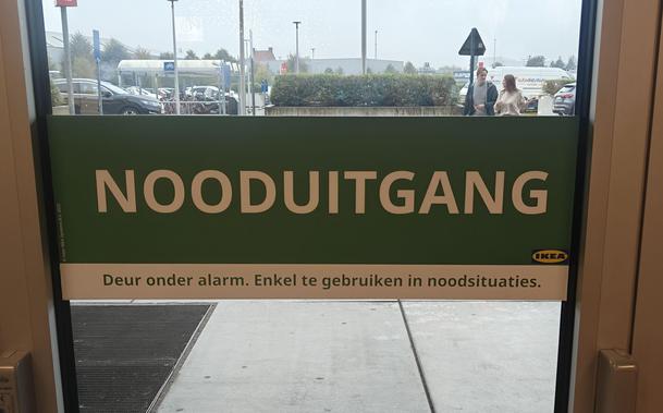 Sign saying "Nooduitgang
Deur onder alarm. Enkel te gebruiken in noodsituaties"