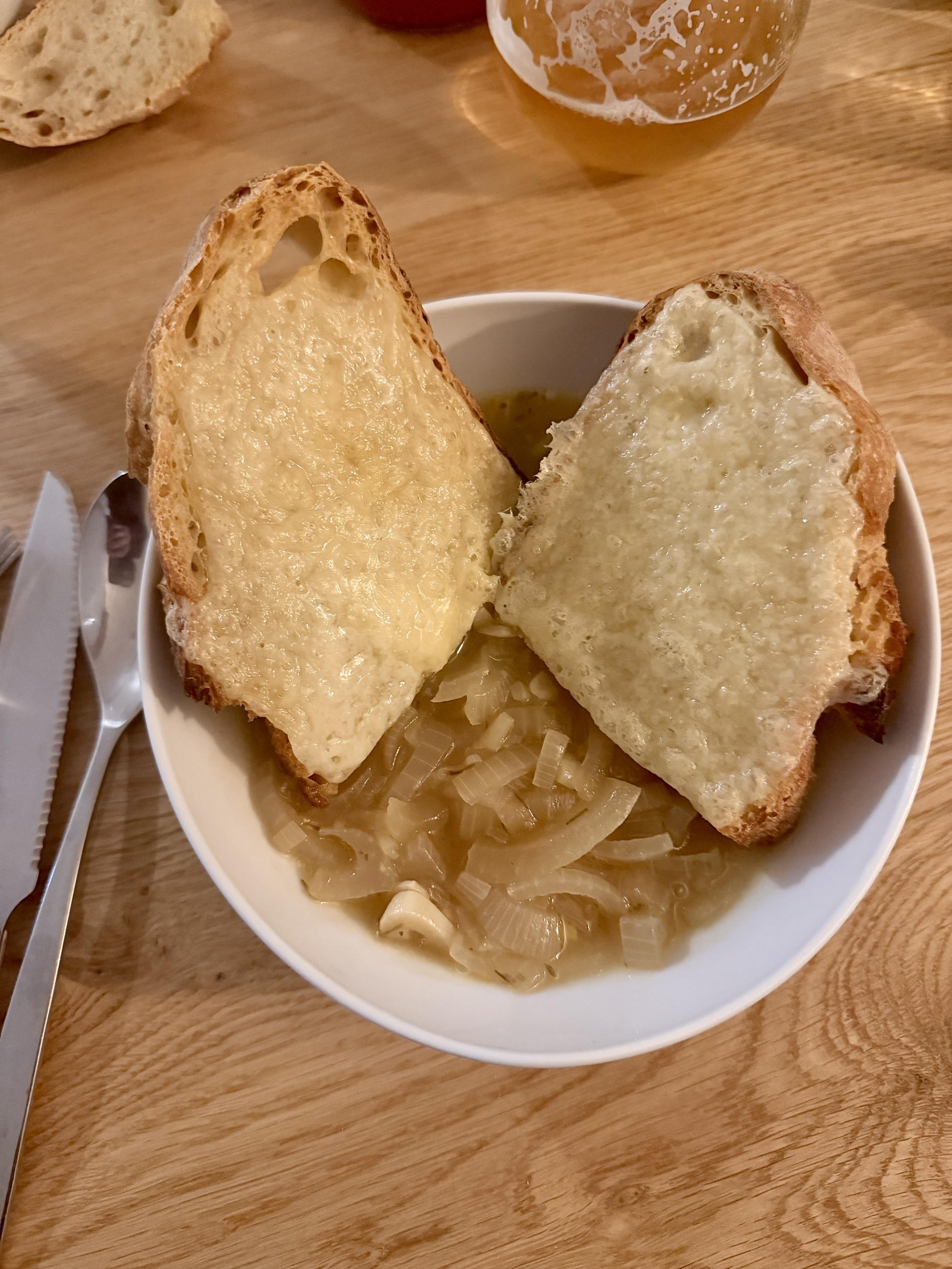 La soupe à l’oignon d’hier soir avec deux belles tartines de fromage fondu plantées dedans.