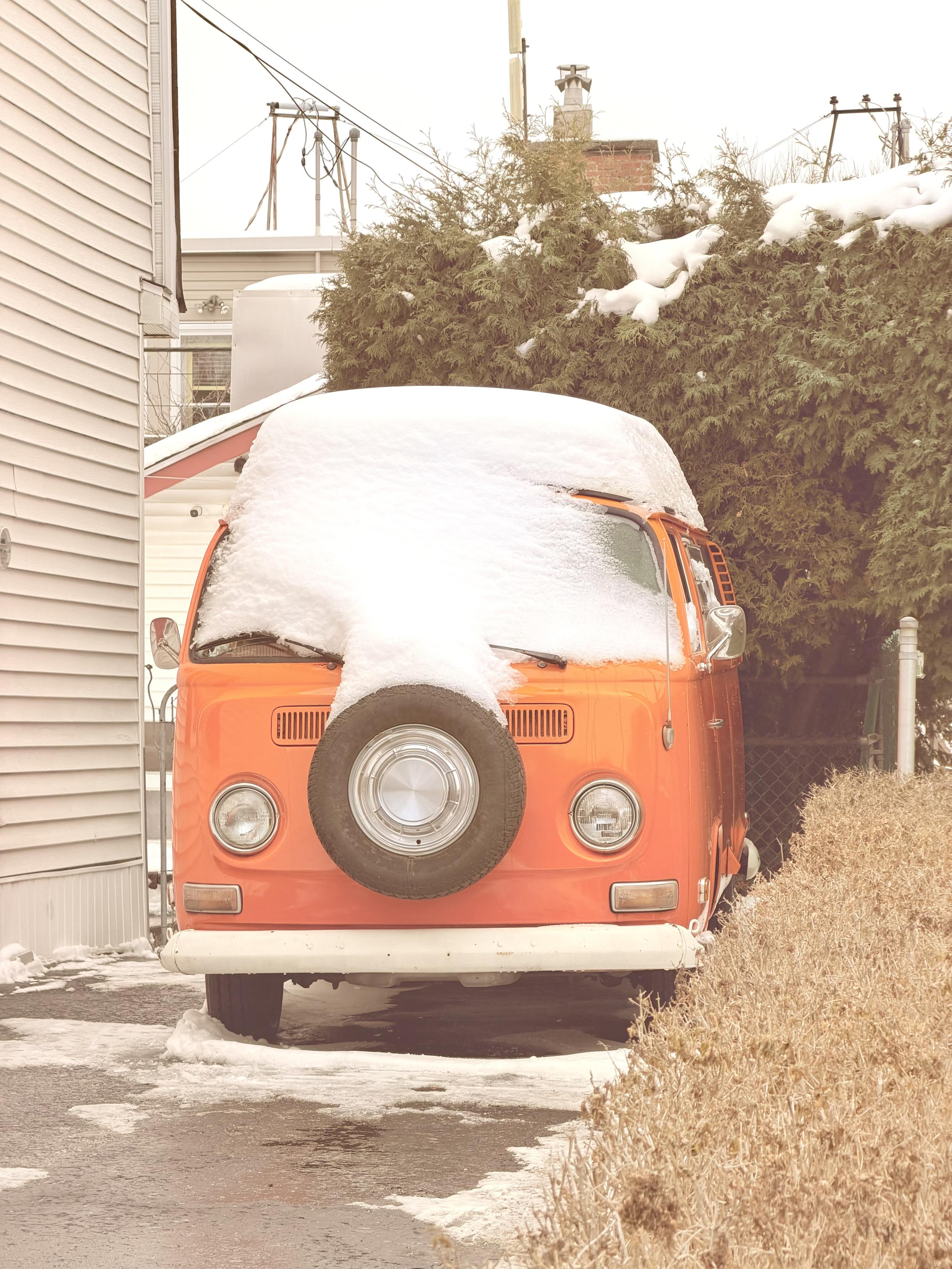 Un vieux van Volkswagen orange recouvert de neige. Pris pendant ma course d’avant-hier.