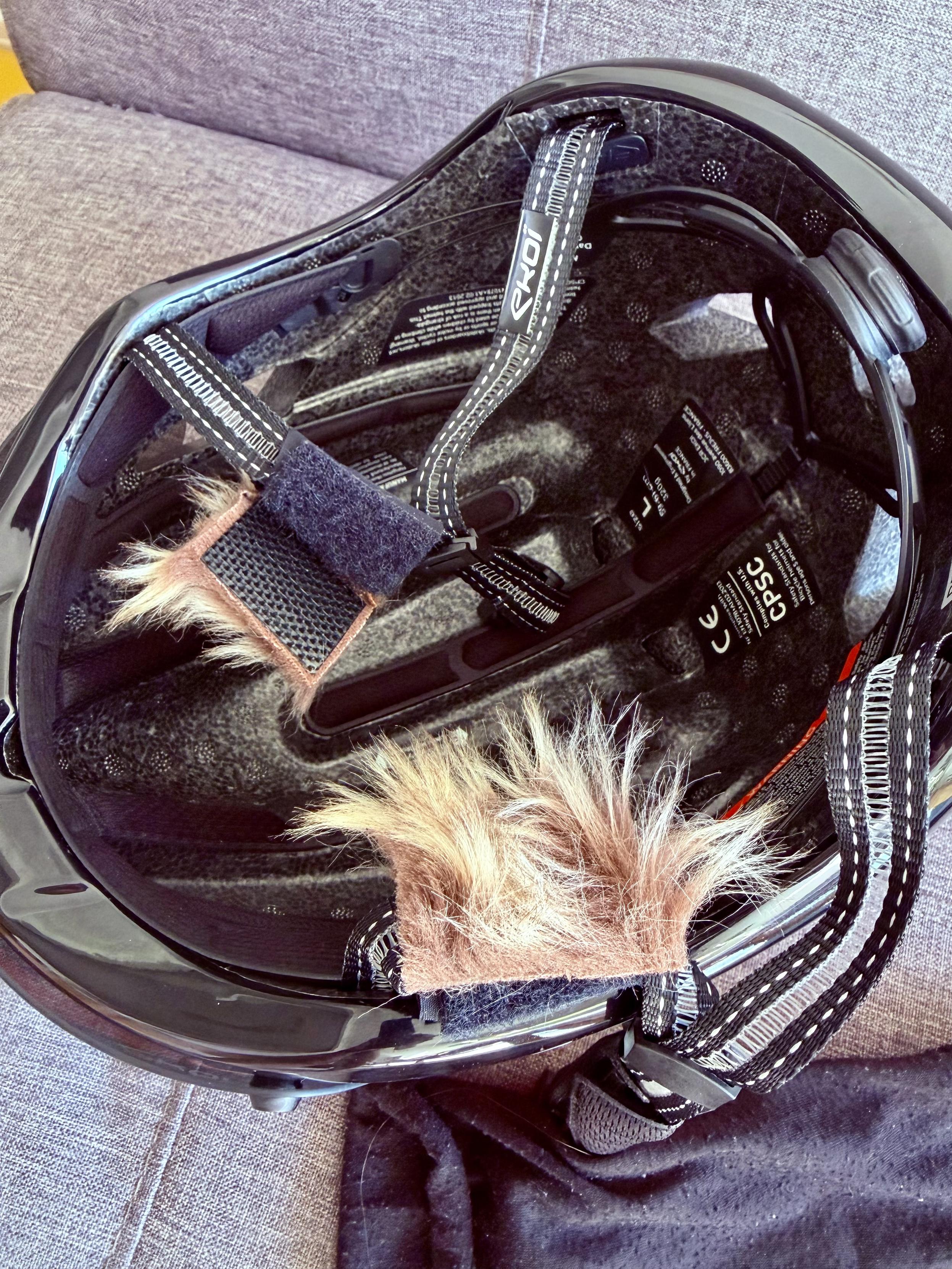 Un casque de vélo avec des Cat-Ears bricolés à partir d’une vieille chapka de l’enfant assez poilue. L’attache est faite avec du Velcro pour un retrait facile.