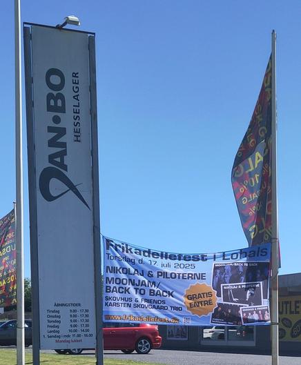 Billede med et banner, der reklamerer for frikadellefest i lohals den 17/7 2025.