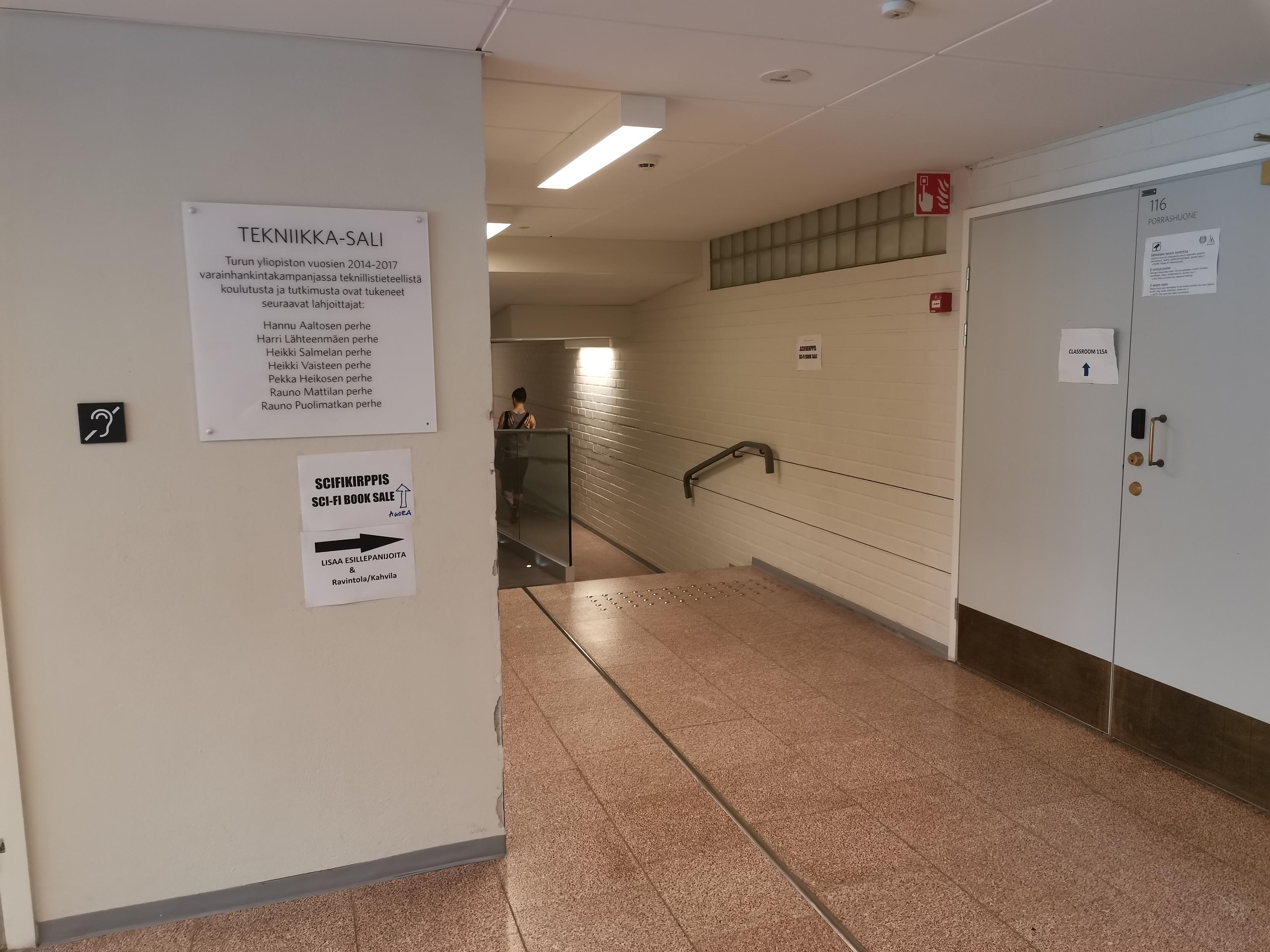 A picture of the corridor which links Natura to Agora.

Kuva yhdyskäytävästä, joka vie Naturasta Agoraan