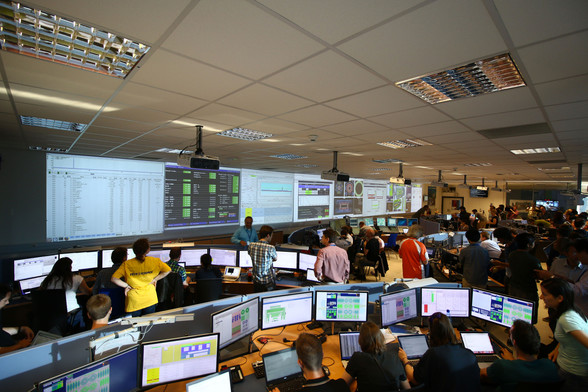 Control room at LHC showing researchers using KDE 4 desktops.
