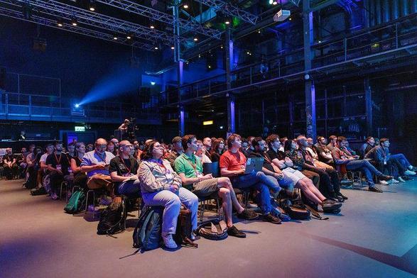 Attendees at stage Kesselhaus listening to the keynote