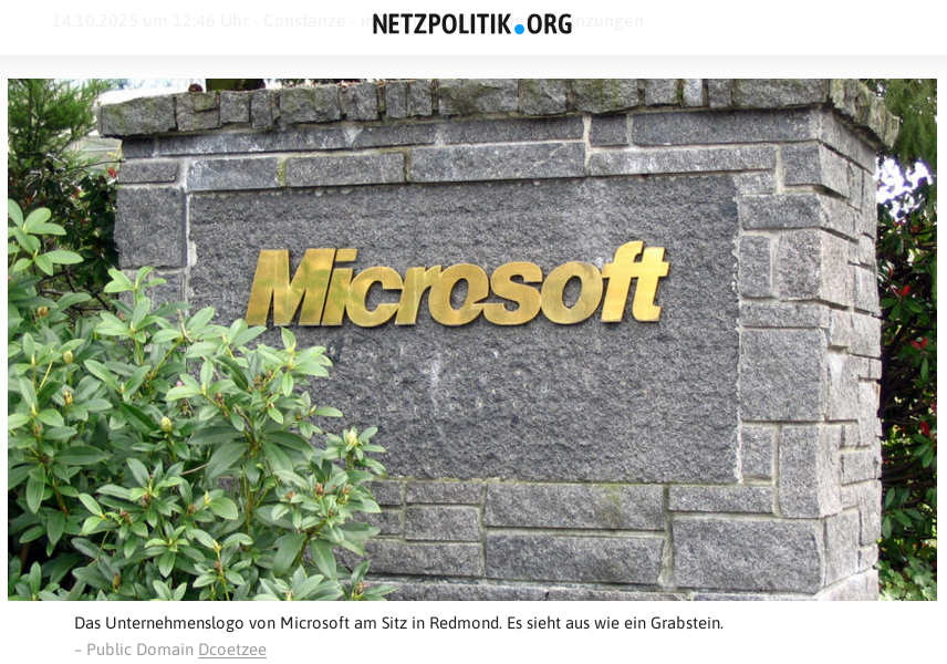 Screenshot von netzpolitik.org. Das Unternehmenslogo von Microsoft am Sitz in Redmond. Es sieht aus wie ein Grabstein.