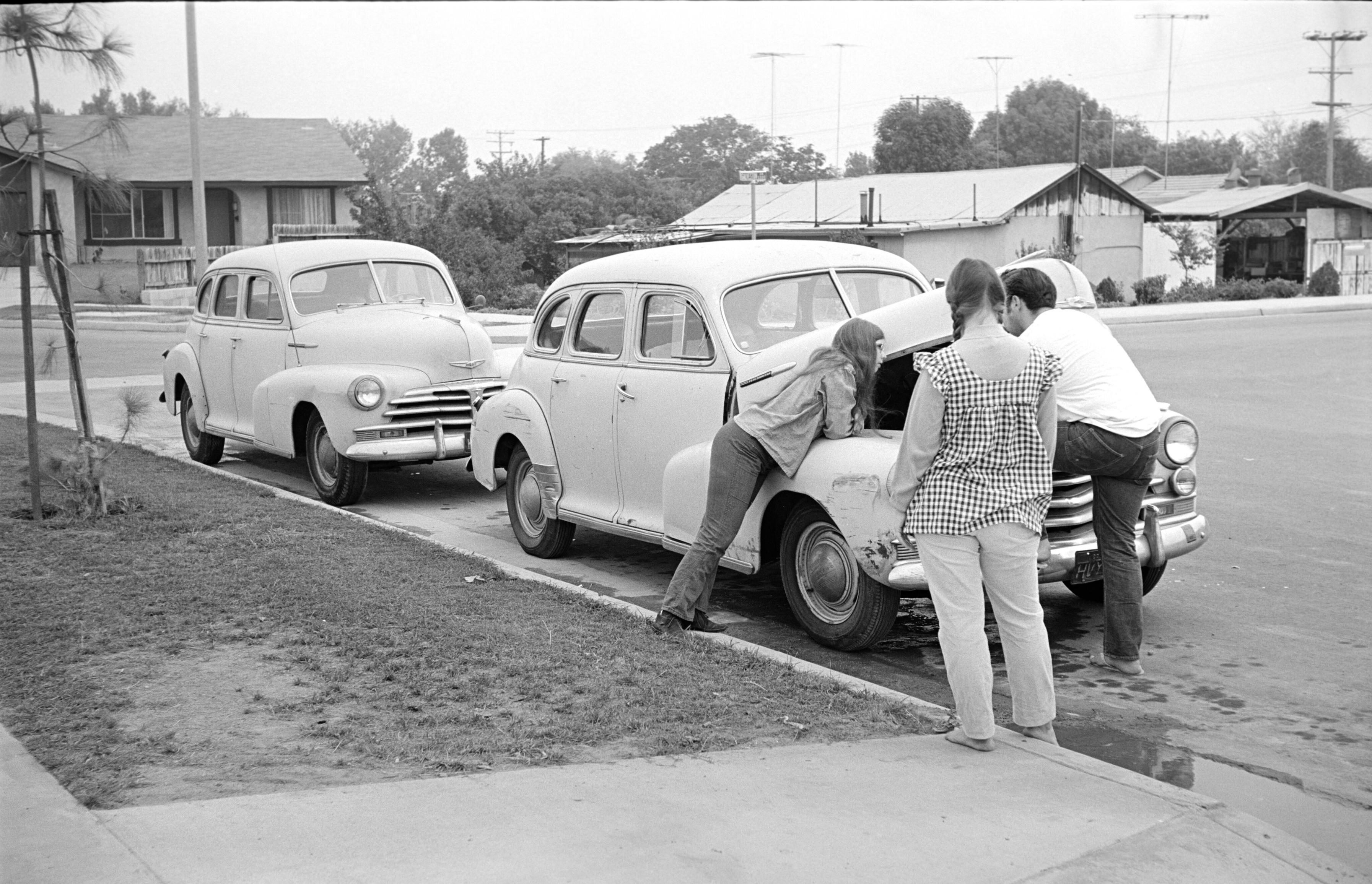 The big change in Chevies came came with the arrival of "planned obsolescence" in 1949: ball joints that wore out rather than kingpins that didn't, shock absorbers that needed periodic replacement rather than ones that you just topped off with shock absorber fluid, etc. Tech note: the film used for this roll was Plus-X.