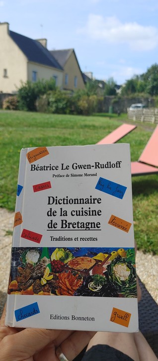 Portada de "Dictionnaire de la cuisine Bretonne", que estoy leyendo en el jardín mientras espero a que termine la lavadora y llegue la hora de ir a comer a la crepería. 