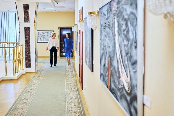 President von der Leyen and President Sandu walking in a hallway of the Mimi Castle in Bulboaca, Moldova.