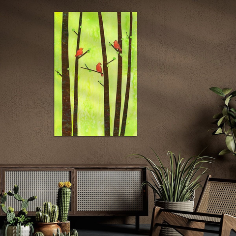 Bild an einer Wand in einem Wohnzimmer mit Kommode, Sessel und Grünpflanzen - Vögel in einem Frühlingswald ist eine handgefertigte Papiercollage im Hochformat der Künstlerin Karen Kaspar.
Das Bild zeigt drei rote Vögel, die auf schlanken Ästen von hohen, schlanken Bäumen sitzen. Die Baumstämme in dunklen Brauntönen heben sich vom Hintergrund in leuchtend lindgrünen Farbtönen ab. Die ersten frischen hellgrünen Blätter sprießen an den Ästen.
Die Baumstämme und Äste wurden mit Acrylfarbe auf Papier gemalt und dann als Collage auf den mit Aquarellfarben gemalten Hintergrund montiert und mit den aquarellierten Vögeln kombiniert.
Das Frühlingsbild ist minimalistisch gehalten und vermittelt eine ruhige, entspannte und friedliche Stimmung. Die Szene wirkt durch ihre schlichte Komposition charmant und verspielt.