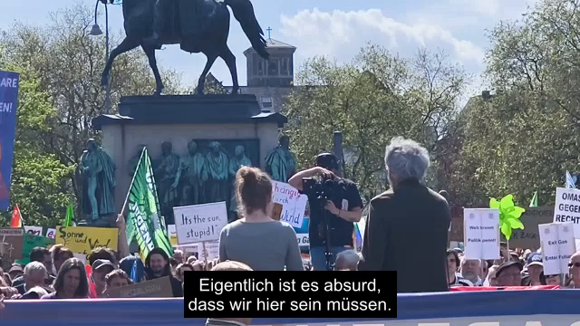 Eigentlich ist es absurd, dass wir hier sein müssen. Weil die erneuerbaren Energien die günstigsten Energieträger sind, weil sie die wenigsten Schäden verursachen und weil wir hier in unsere eigene Wertschöpfung hinein investieren. Das ist gesunder Menschenverstand und... Aber die fossilen Interessen stehen dagegen. Und deswegen gibt es bestimmte Gründe, dass wir jetzt hier auf der Straße sind und das durchsetzen. Niklas [Höhne] hat das eben schon gesagt: seit der Iran-Krieg angefangen hat, hat in der EU jeden Tag eine halbe Milliarde Euro, wurde hier in den Säckel der fossilen Industrien überwiesen in der Welt und das allermeiste für die autoritären Regime in der Welt.