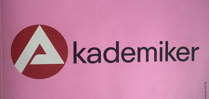 Bild von einem Zeitschriften Cover. Die Aufschrift ist "Akademiker" jedoch wurde das "A" durch das Logo der Agentur für Arbeit ersetzt