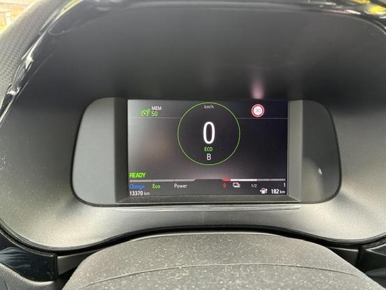 Foto des Fahrerinfo-Displays, mit 13370km auf dem Kilometerzähler.