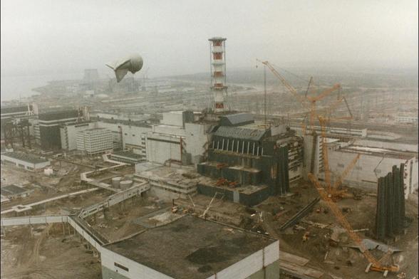 A picture of the exploded reactor at Chenobyl