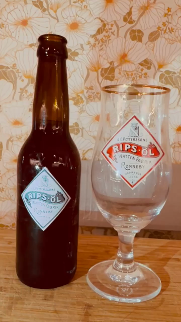 En flaska och ett glas med etiketten Rips-öl