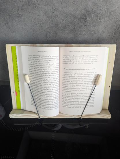 Support de lecture avec un livre ouvert posé