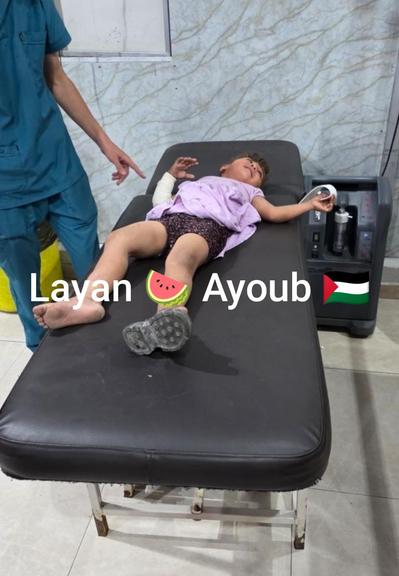 Je suis allée à l'hôpital Al-Awda pour faire soigner ma mère 🤍 et j'en suis revenue accablée par le chagrin 😟. J'ai vu des enfants dont les yeux débordaient de douleur à cause des bombardements, leurs regards posant des questions inexprimables : Pourquoi nous ? 😭 Comment une âme peut-elle supporter une telle souffrance ? 💔😟