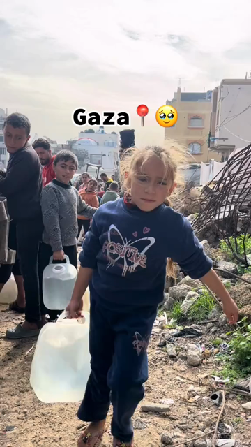 Une outre plus lourde que lui, il nourrit sa famille et marche sur les braises de l'oubli du monde ❤️‍🩹 Merci pour les discours sincères des dirigeants sur l'humanité ; ils étaient très éloquents, mais ils n'ont laissé pas un morceau de pain sur la table de nos familles quand le monde a fermé ses portes 💔😟