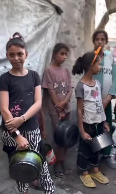 La Cuisine centrale mondiale a fermé ses portes. Notre dernier filet de sécurité s'est évanoui. À Gaza, la faim n'est plus seulement une menace, c'est une guerre quotidienne. Nous luttons pour survivre à chaque instant. S'il vous plaît, soyez notre bouée de sauvetage. Votre soutien est le seul espoir qui sépare ma famille du désespoir absolu. 🙏 🇵🇸 #Gaza #AidezGaza #SauvezDesVies