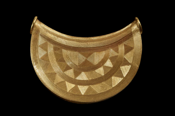 the bulla, collection British Museum: a D shaped shaped golden form made from sheet gold, with intricate engravings